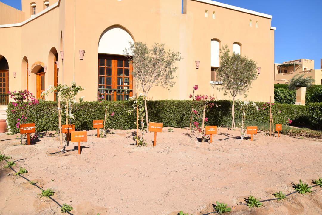 Sieht aus wie kleiner Friedhof in der Gartenanlage. Three Corners Rihana Resort Deluxe