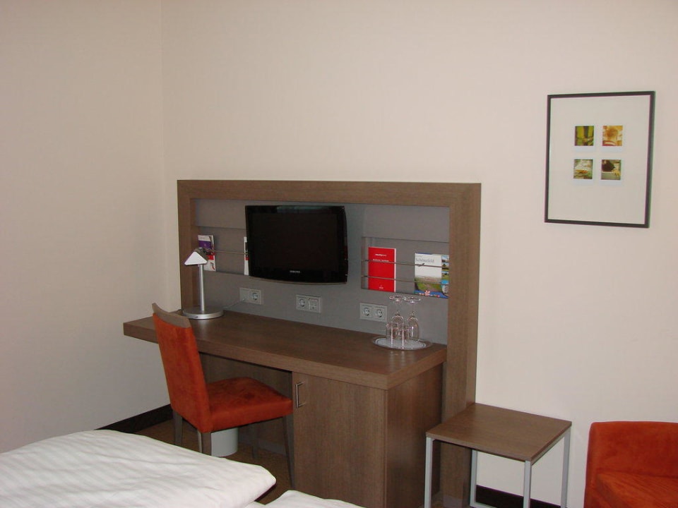 Schreibtisch & TV im Zimmer IntercityHotel Berlin Airport Area North