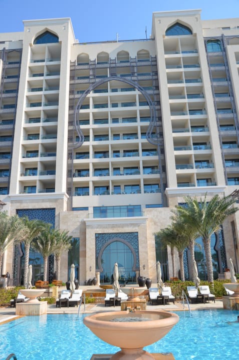 Blick vom Pool auf das Hotel Ajman Saray, a Luxury Collection Resort