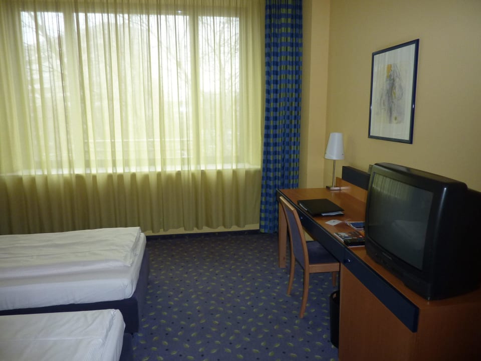 DZ mit TV und Schreibtisch Vienna House Easy Berlin