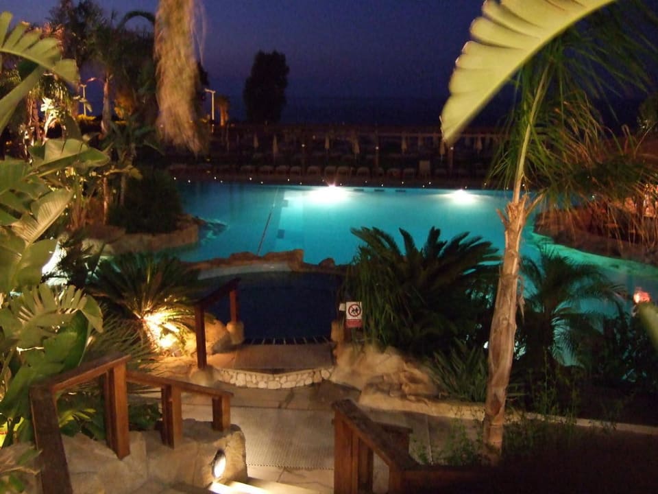 Pool am Abend Hotel Capo Bay