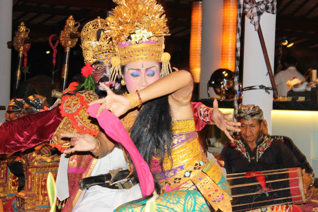 Tanzdarbietung beim Balinesischen Buffet Padma Resort Legian