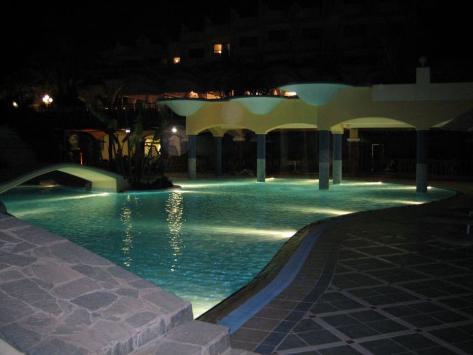 Pool bei Nacht Atrium Palace Thalasso Spa Resort & Villas