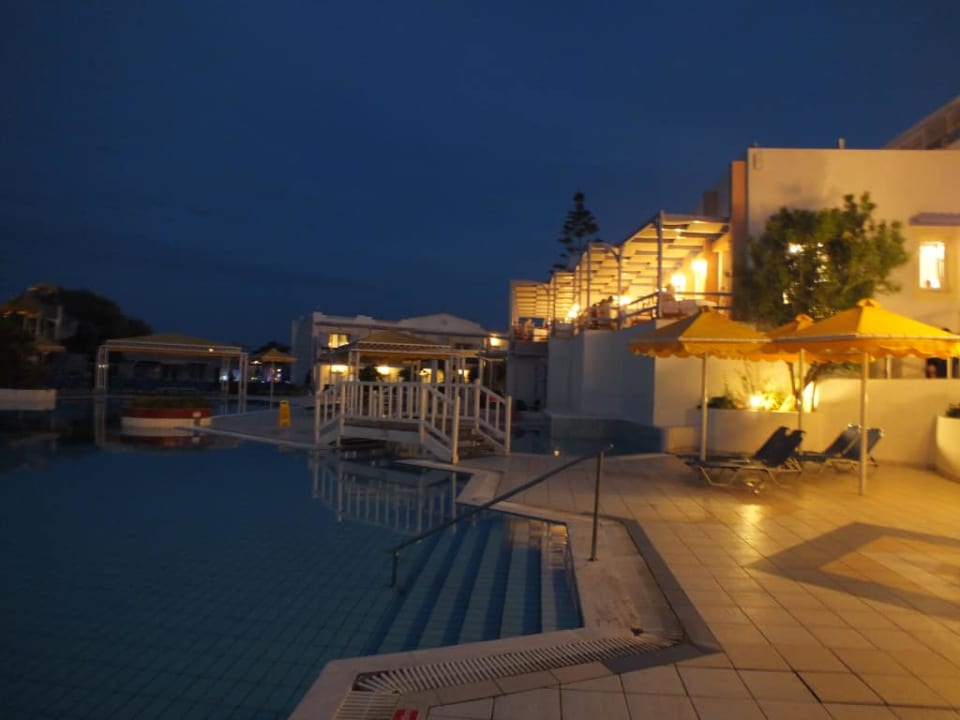 Widok wieczorem Hotel Serita Beach