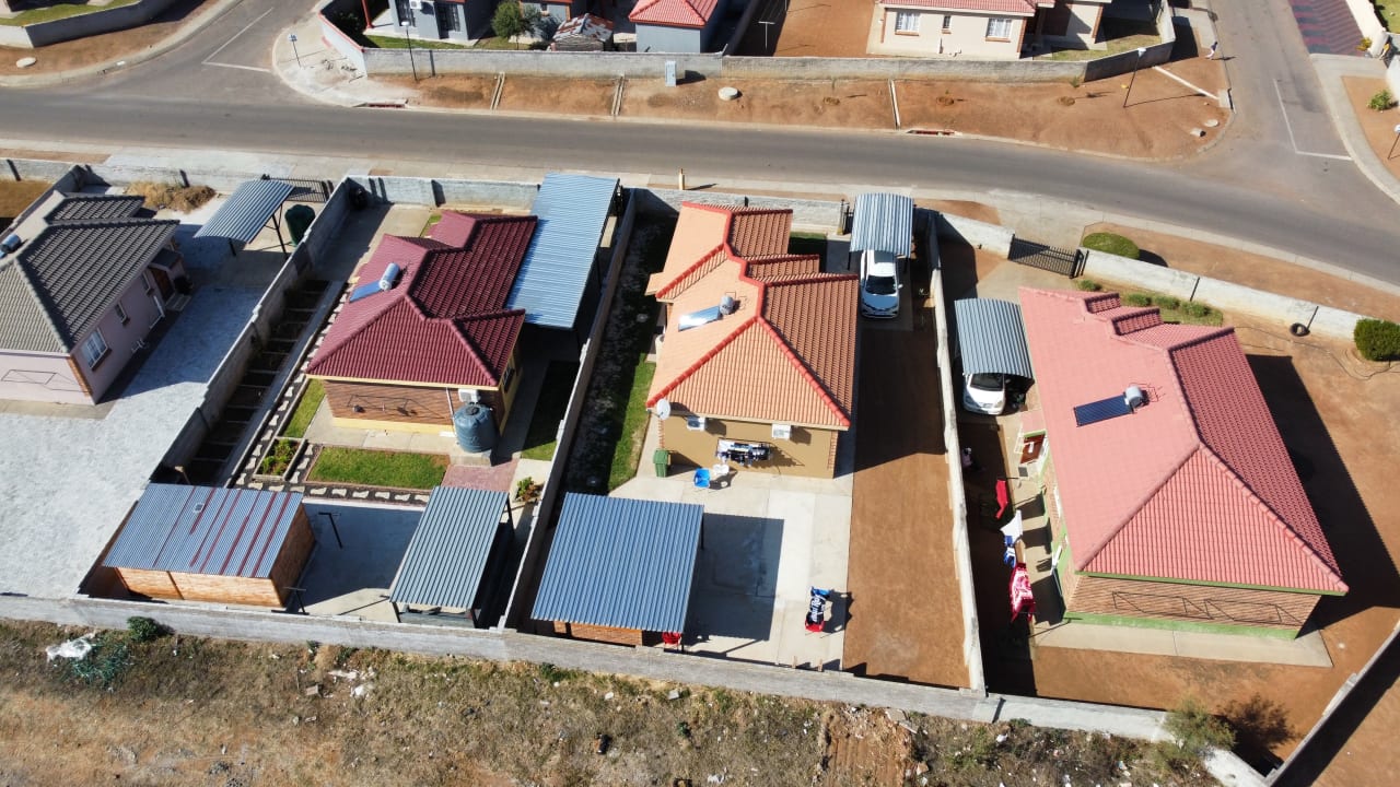 Außenansicht Rhino House with 3 bedrooms next to Pilanesberg and Sun City