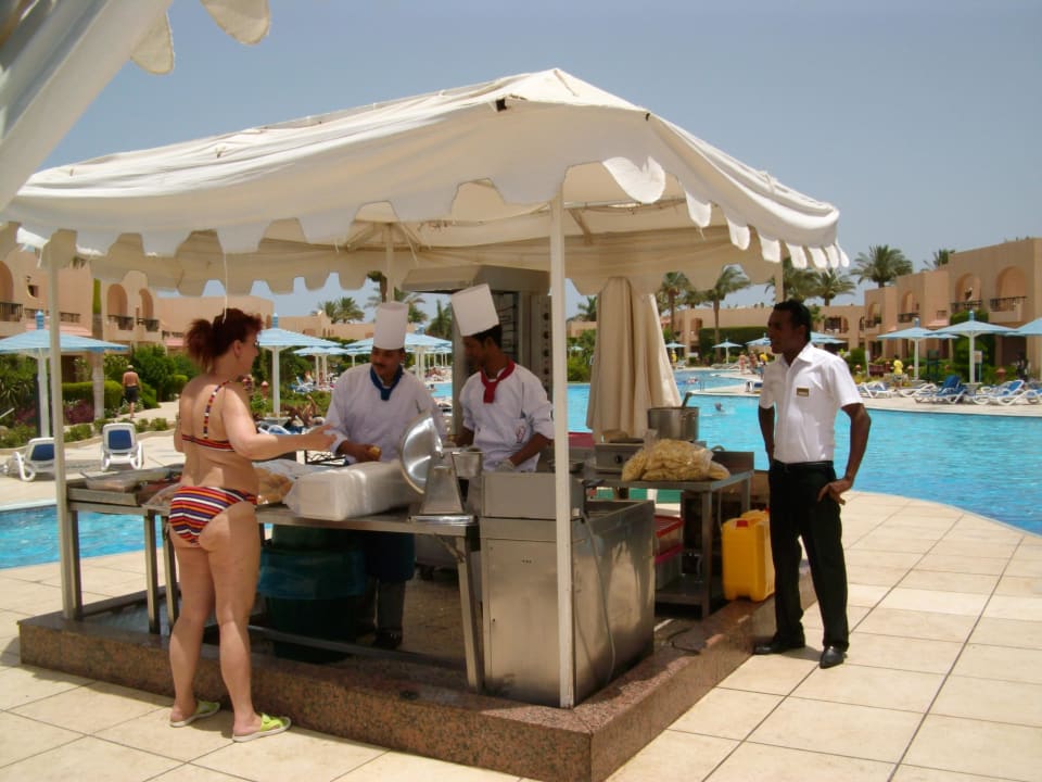 Im Bereich der Poolbar steht die Snackstation Ali Baba Palace Hotel