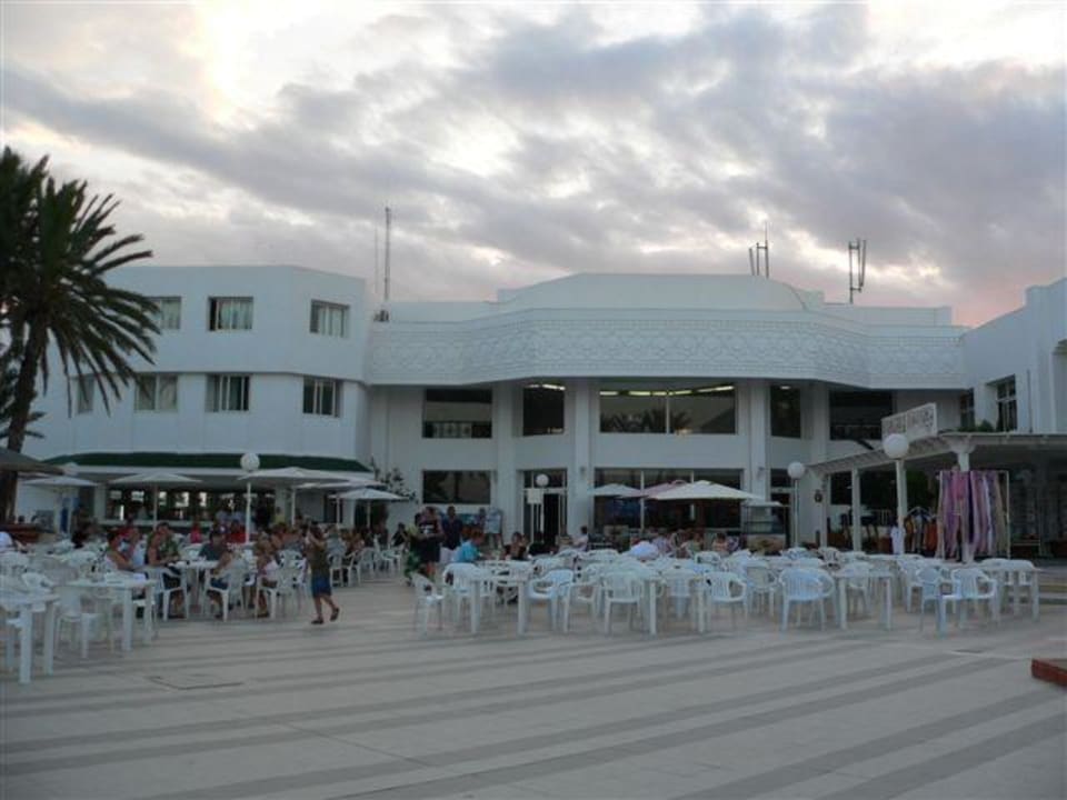 Sitzmöglichkeiten um die Poolbar und Showbühne El Mouradi Club Kantaoui