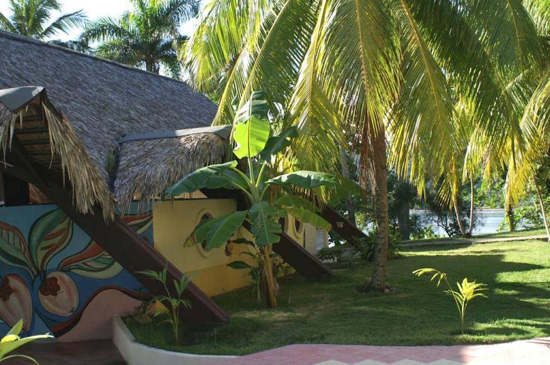 Blick auf die Rückseite der Poolbar vom Hauphaus Hotel Porto Santo