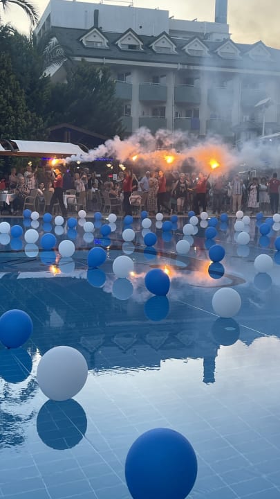 Pool Side Breeze Hotel