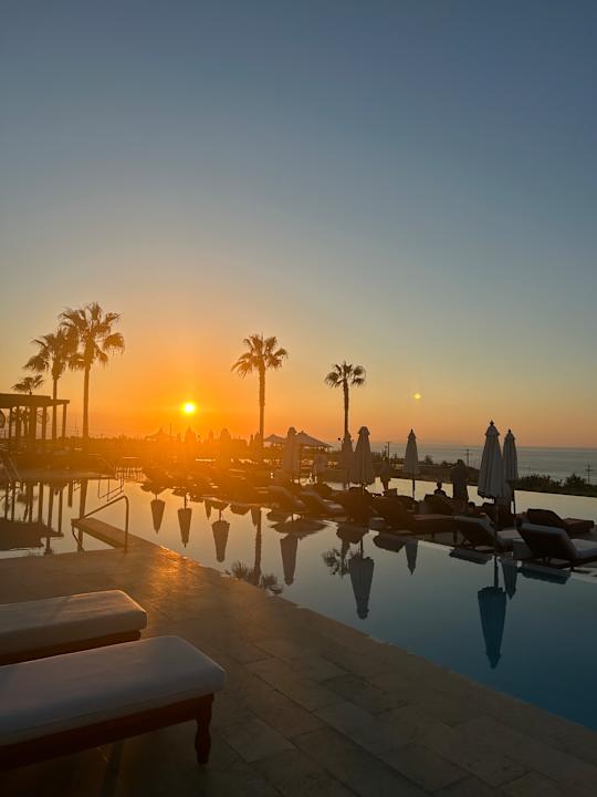 Pool The Royal Senses Resort, Curio Collection by Hilton