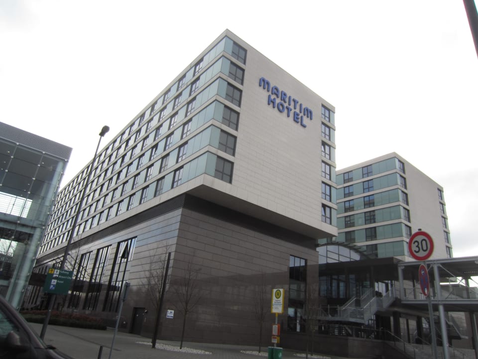 Seitliche Aussenansicht Maritim Hotel Düsseldorf