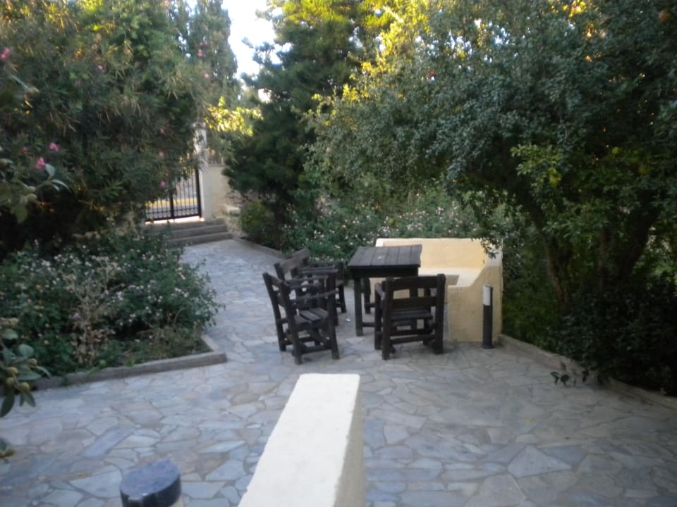 Sitzecke im Garten Lili Hotel