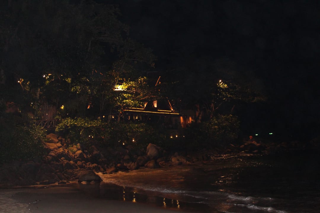 "On the Rock" bei Nacht vom Strand aus Marina Phuket Resort