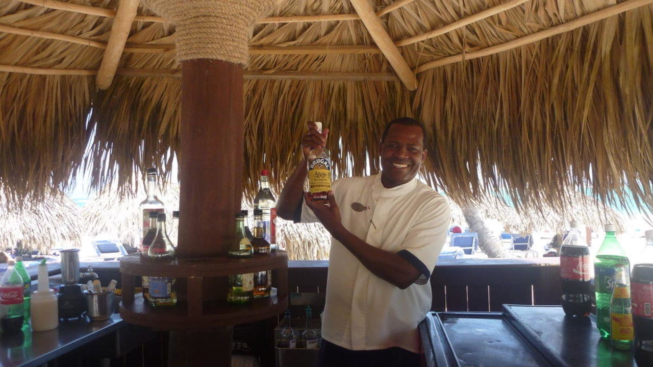 Kleine Bar zwischen den Liegen Punta Cana Princess All Suites Resort & Spa