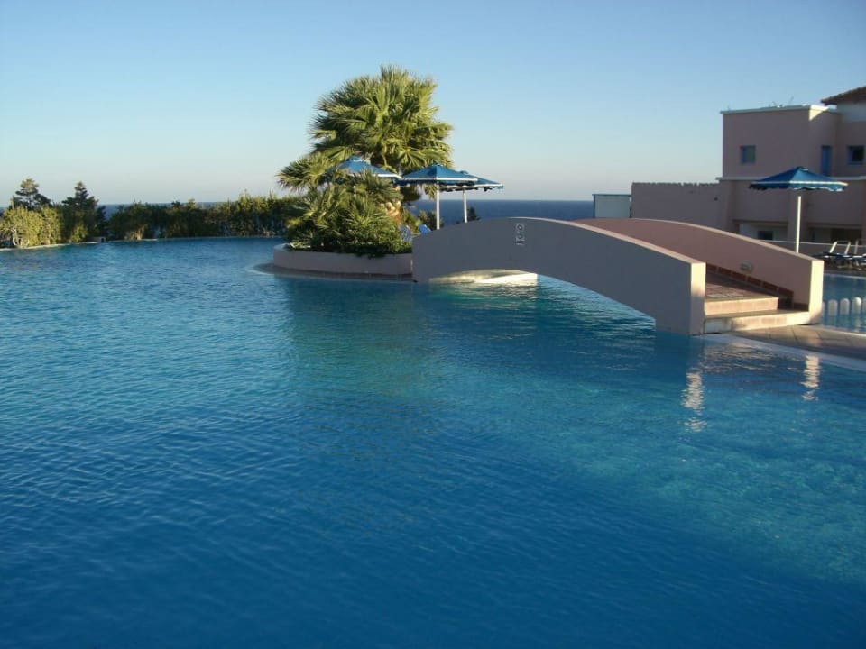 Vom großen Pool aus direkt aufs Meer sehen! Mitsis Rodos Village