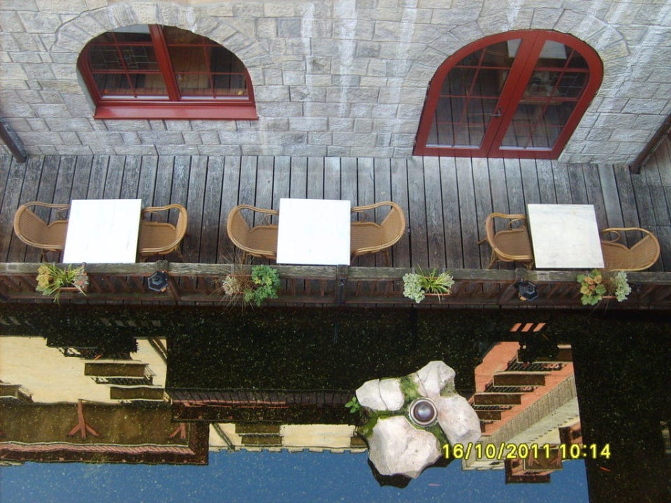 Der Zimmerausblick in den Burggraben Hotel El Andaluz Europa-Park