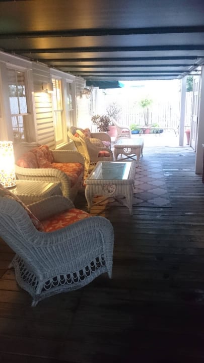 Terrassenartig zwischen Jacuzzi und Pool Hotel Heron House Court