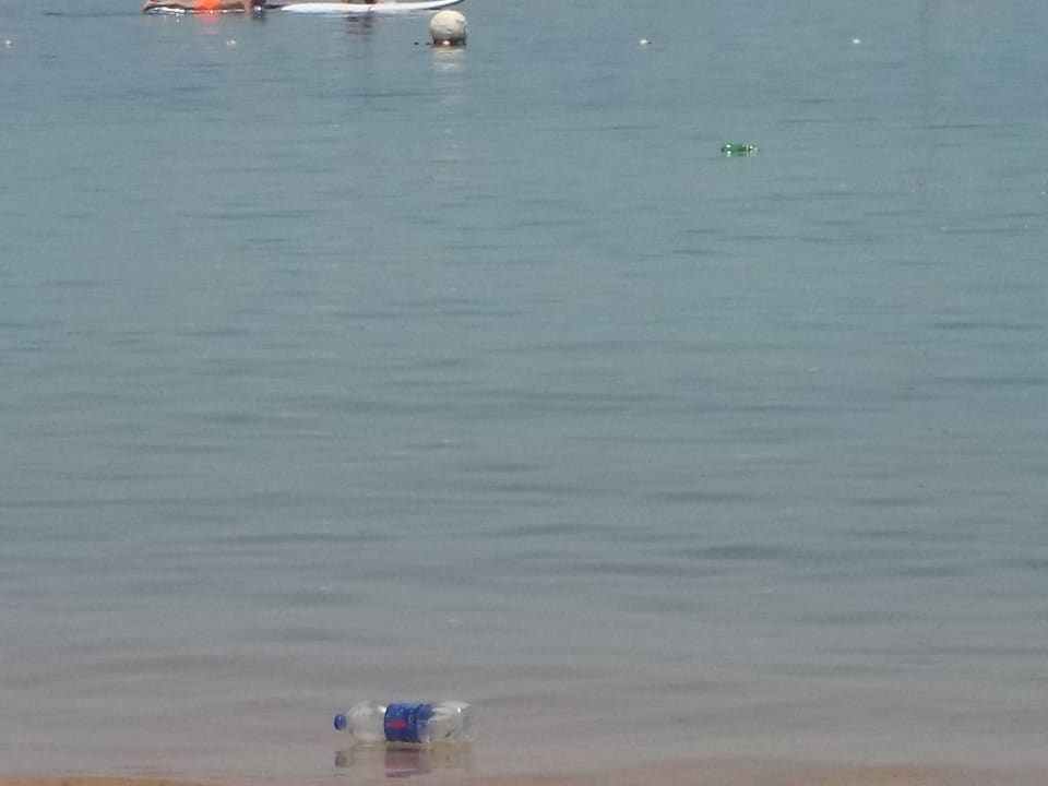 Plastikflaschen von den Schiffen  The Grand Hotel Hurghada