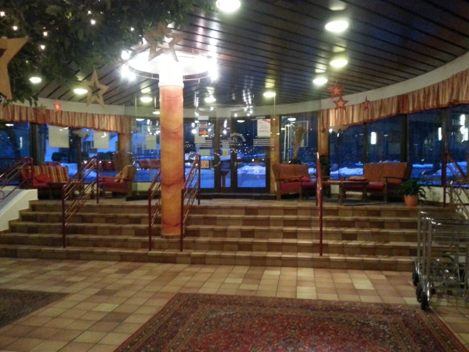 Blick aus der Sicht der Rezeption zum Hoteleingang Hotel Bellevue am See