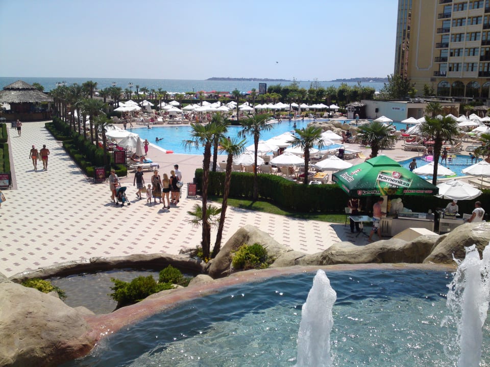 Ausblick auf Pool & Meer am Mittag DIT Majestic Beach Resort