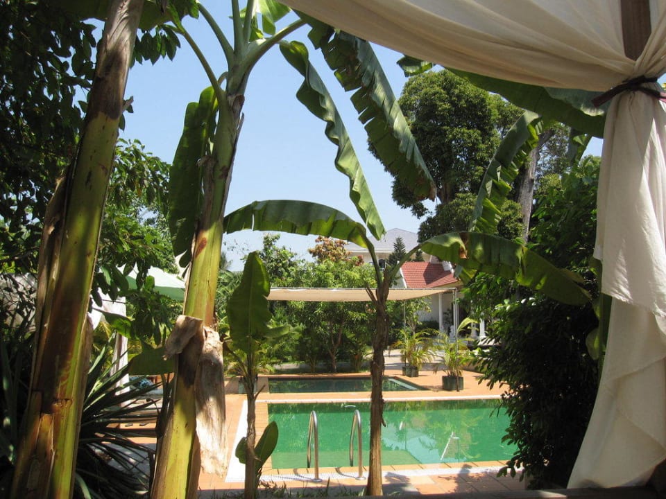 Pool und Kinderbecken im Hintergrund Hotel The Kabiki