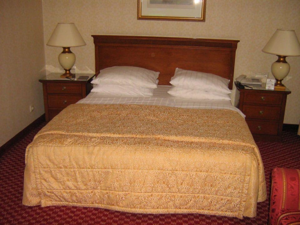 Bett im Doppelzimmer Renaissance Hamburg Hotel