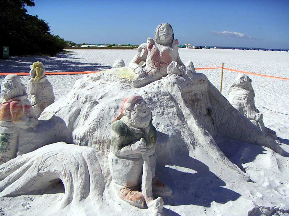 Sandkunst vor dem Hotel Wyndham Garden Hotel Fort Myers Beach