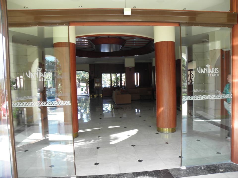 Haupteingang Vantaris Luxury Beach Resort