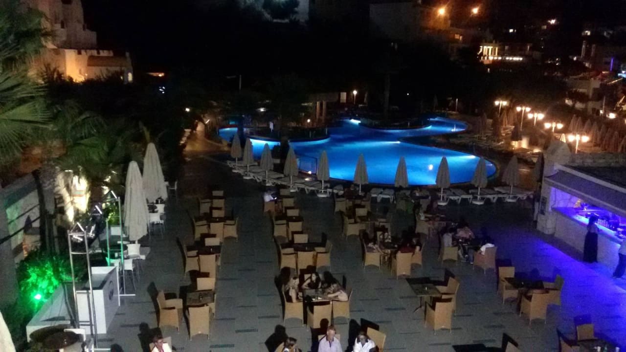 Poolbar am Abend Salmakis Resort & Spa