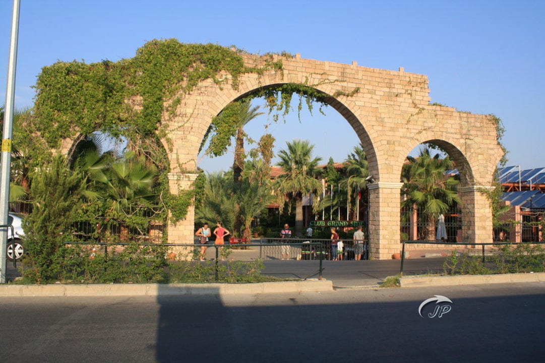 Eingang zum Hotel Club Grand Side