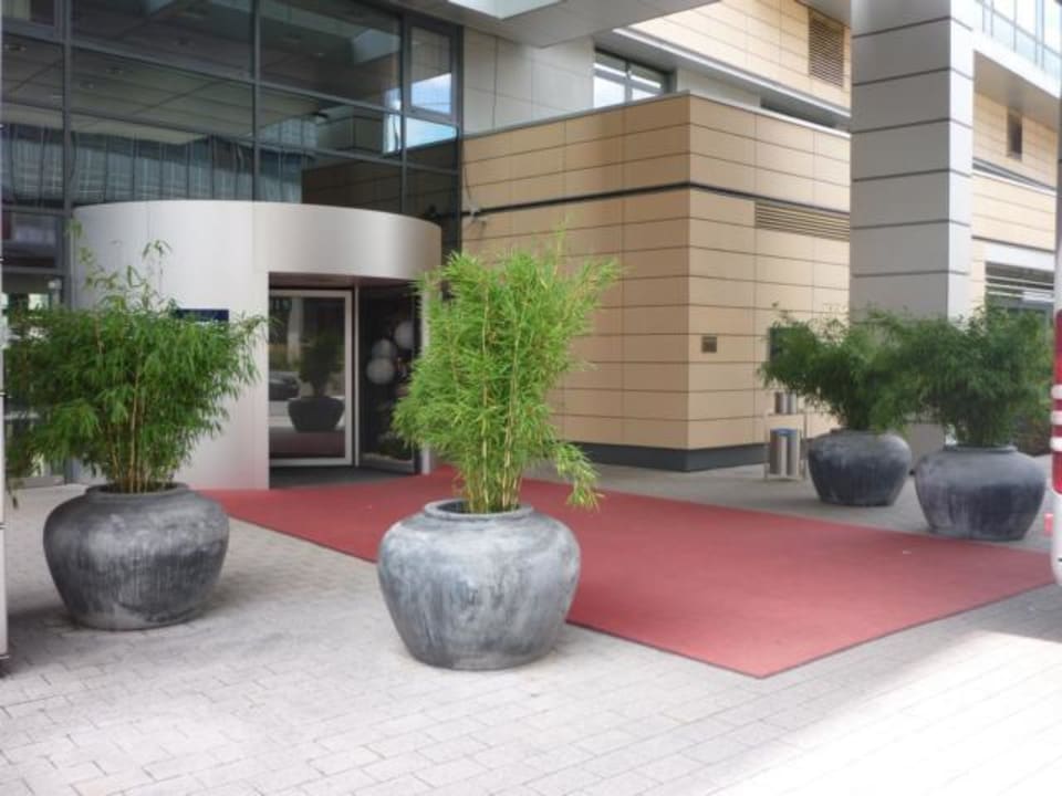 Hoteleingang Dorint Hotel Pallas Wiesbaden