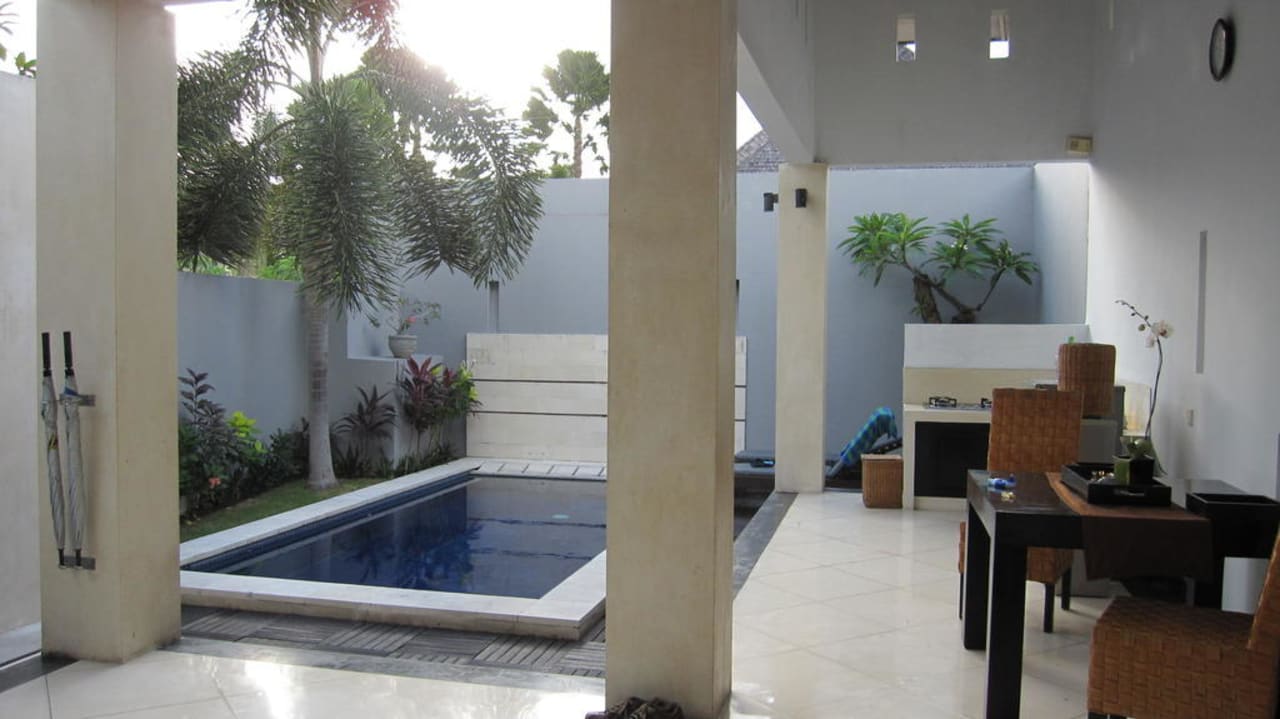 Blick zum Pool vom Sofa aus The Seminyak Suite - Private Villa