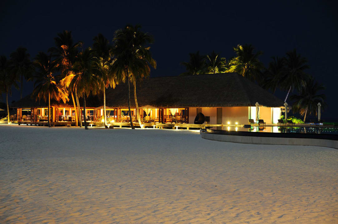 Die beleuchtete Bar am Abend Veligandu Maldives Resort Island