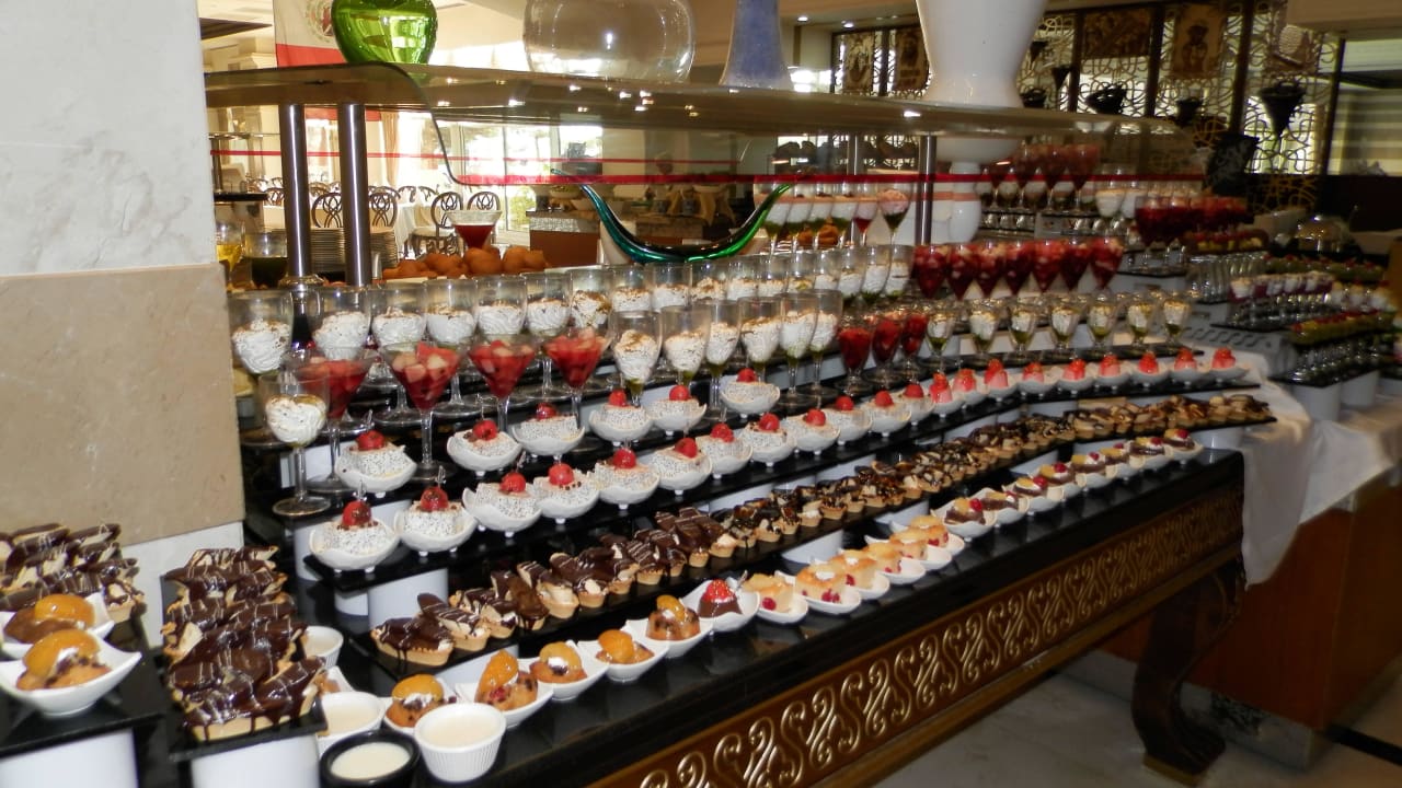 Viele Cremespeisen und Pudding Diamond Excellence Resort & Spa