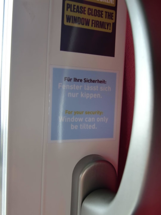 Sicherheitshinweis, angebl. Fenster nur zu kippen! B&B Hotel Hamburg-Altona