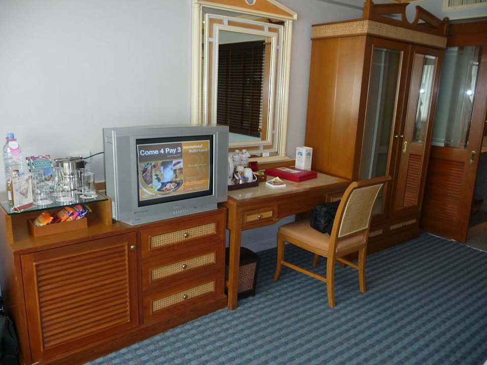 Gegenüber vom Kingsize Bett Ramada Plaza by Wyndham Bangkok Menam Riverside