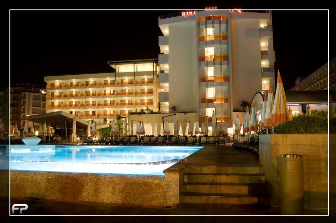 Poolanlage und Hotel bei Nacht Bibione Palace