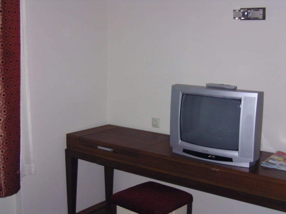 Fernseh-Ecke mit hochklappbaren Spiegel (links) Le Jardin Resort