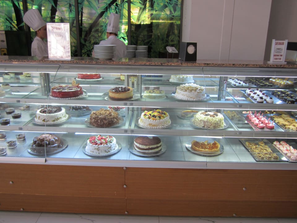 Kuchenbuffet am Nachmittag Limak Lara Deluxe Hotel & Resort