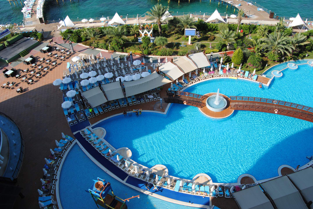 Foto vom Balkon auf den Pool Granada Luxury Okurcalar