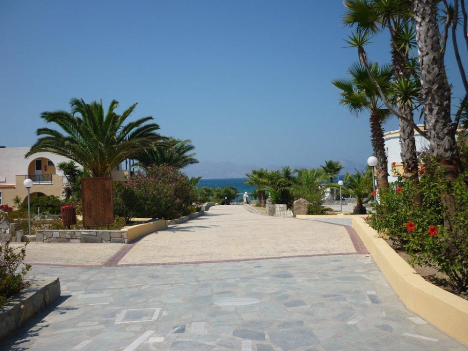 Der Weg zum Strand und zur Beachbar Euro Village Achilleas Hotel