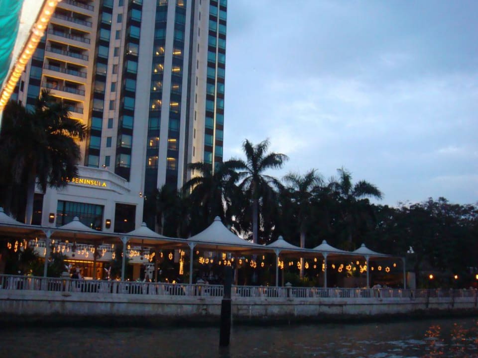 Flussterrasse vom Boot aus Hotel The Peninsula Bangkok