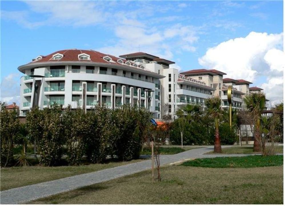 Promenade vor dem Hotel Sunis Evren Beach Resort Hotel & Spa