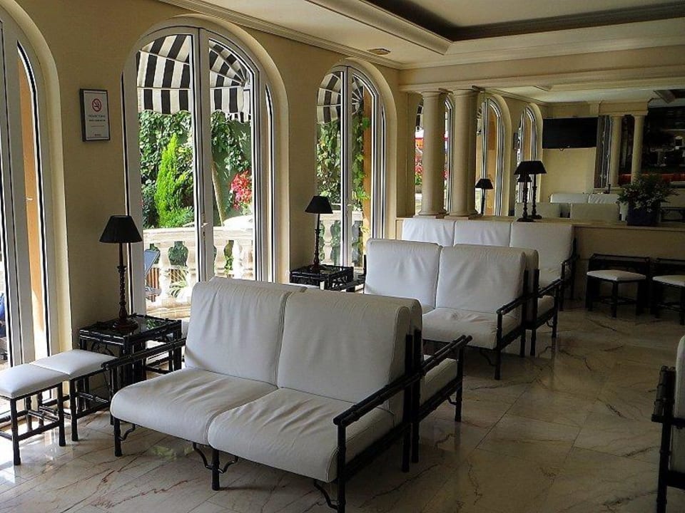 Sitzgelegenheiten in der Lobby an der Pool-Seite The 15 th Boutique Hotel