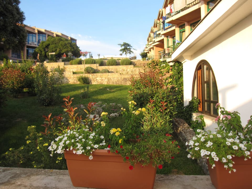 Rechts ein Strandcafe, im Hintergrund Hotelgebäude Maistra Select Funtana All Inclusive Resort