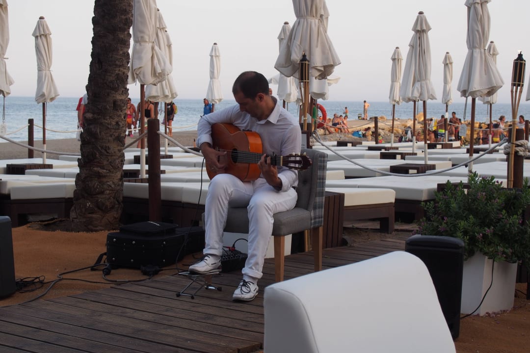 Musikalische Unterhaltung an der Strandbar Amàre Beach Hotel Marbella - Adults only