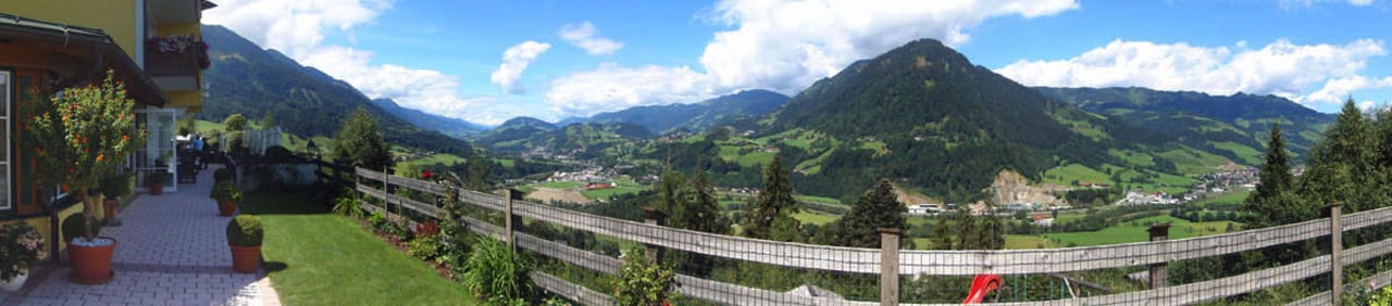 Terrassenblick ins Salzachtal Hotel AlpenSchlössl