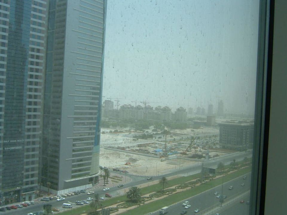 Der Blick auf die Strasse vor dem Hotel Towers Rotana