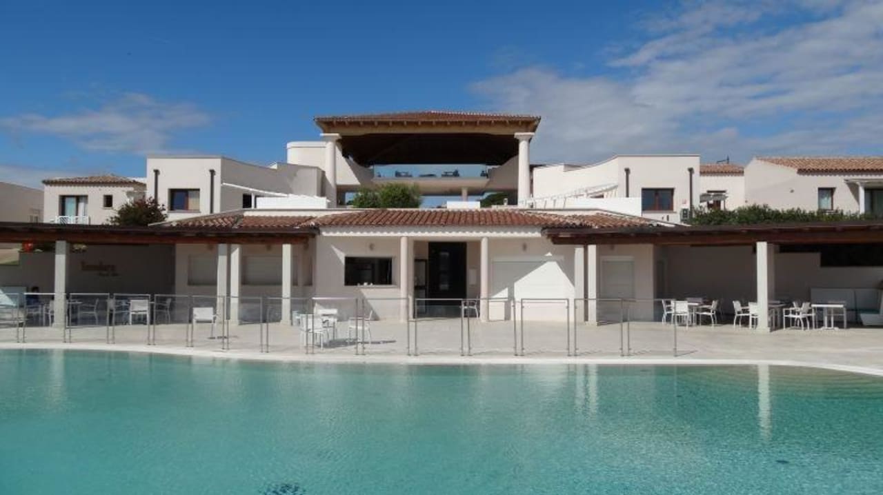 Pool mit Blick auf Rezeption, Lobby und Skybar Grande Baia Resort & Spa