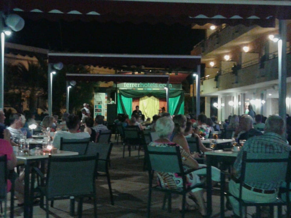 Animation am Abend vor dem Zimmer Caprice Janeiro Hotel & Spa